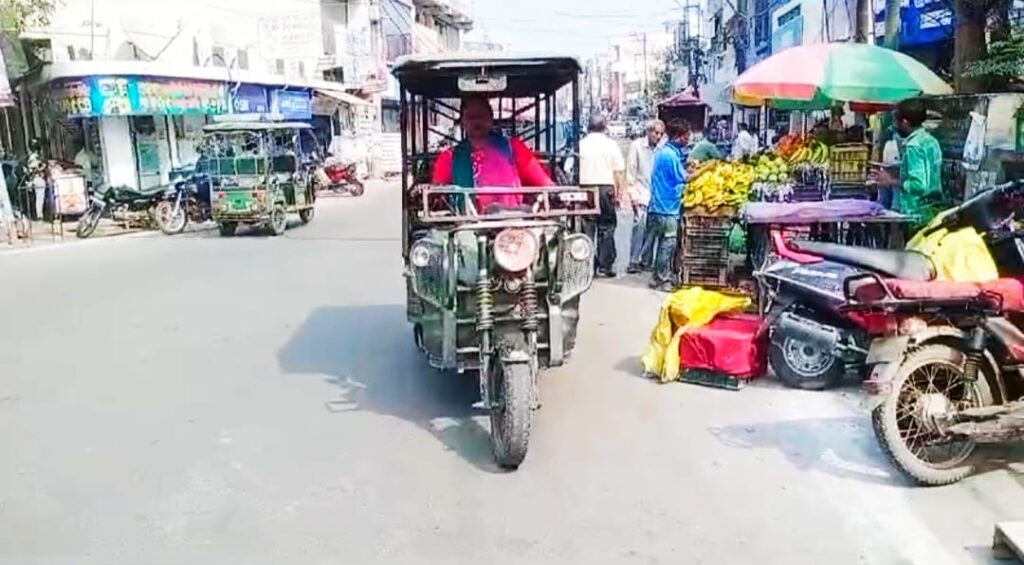 कोरोना कॉल में छूट गया हमसफ़र का साथ,फिर ई रिक्शा चलाकर भरने लगी परिवार का पेट,,,
