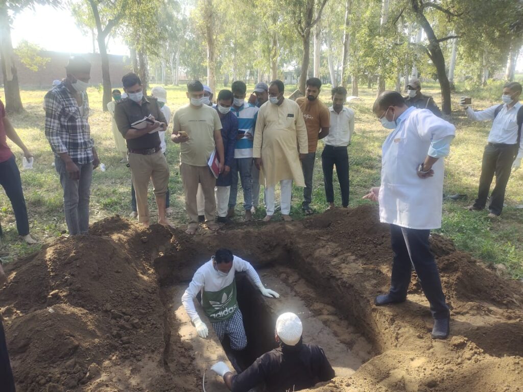 पथरी क्षेत्र के धनपुरा गांव में पुलिस ने कोर्ट के आदेश पर एक व्यक्ति के शव को कब्र से निकालकर पोस्टमार्टम के लिए भेजा,,,