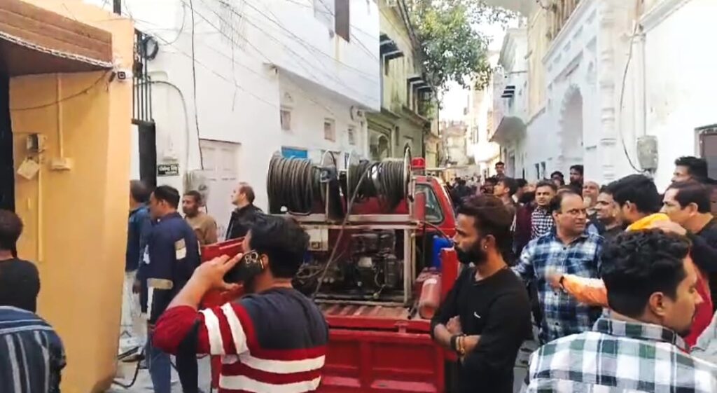 अंबर तालाब मोहल्ले में गुरुवार दोपहर को एक घर में रखा गैस सिलेंडर फटने से बड़ा हादसा हो गया। धमाके की आवाज से पूरे इलाके में हड़कंप,,,