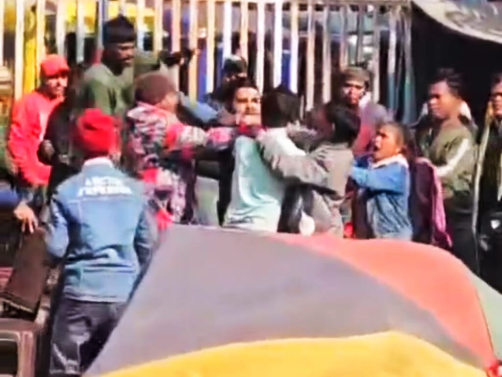 रोडवेज अड्डे के पास पानी को लेकर दो दुकानदारों के बीच सरेराह मारपीट हो गई एक दूसरे का सामान पलटने के बाद उनके बीच जमकर चले लात-घूंसे,,,