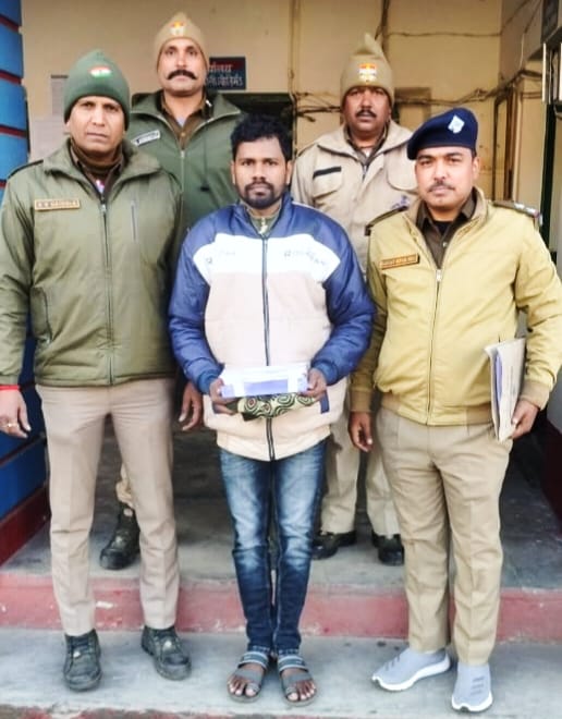 व्हाट्सएप कॉल के जरिए फर्जी अधिकारी बनकर 2,70,303 रुपये की ऑनलाइन धोखाधड़ी के मामले में पुलिस ने मुख्य आरोपी को किया गिरफ्तार,,,