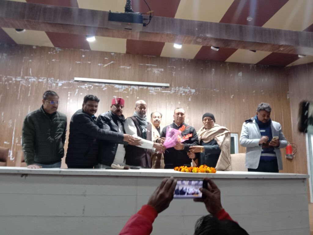 कांग्रेस कमेटी के पदाधिकारी एवं वरिष्ठ नेताओं के साथ उत्तराखंड प्रदेश कांग्रेस कमेटी के सह प्रभारी श्री सुरेंद्र शर्मा ने कार्यकर्ताओं की ली बैठक,,,