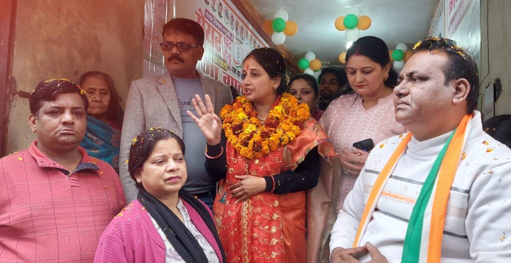 मेयर प्रत्याशी पूजा गुप्ता ने पश्चिमी अंबर तालाब में पार्षद प्रत्याशी चारु चन्द्र के चुनावी कार्यालय का फीता काट कर किया उद्घाटन,कहा दोनों मिलकर करेंगे क्षेत्र का विकास,,,
