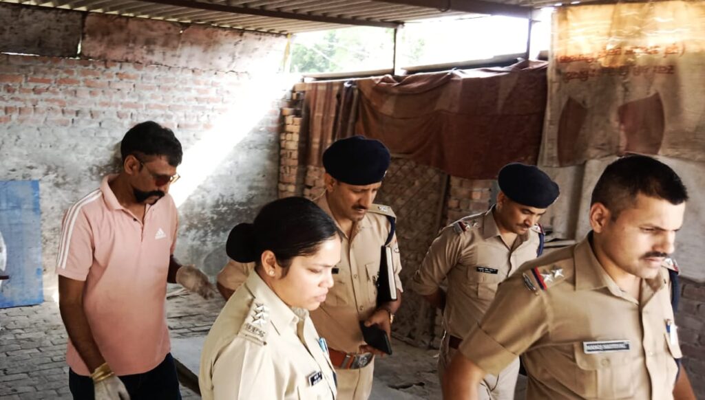 पथरी क्षेत्र के धनपुरा में सोमवार को शौकीन पुत्र मुर्तज़ा के शटरिंग गोदाम में हुआ विस्फोट,,,