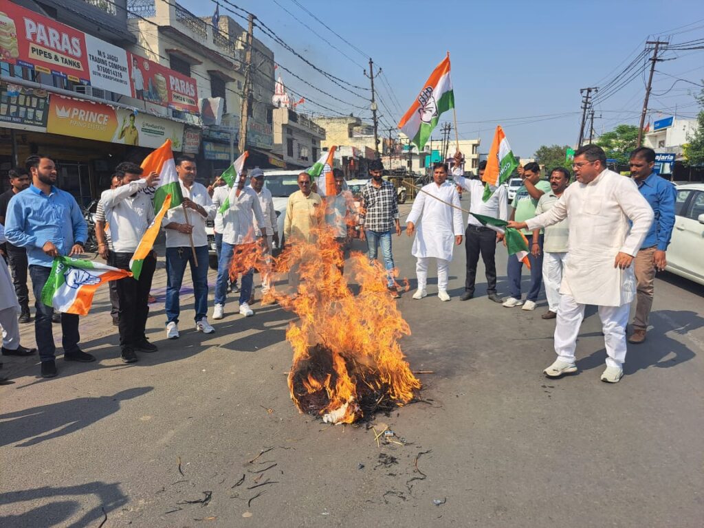 जिला कांग्रेस कमेटी हरिद्वार ग्रामीण के अध्यक्ष राजीव चौधरी के नेतृत्व में कांग्रेस कार्यकर्ताओं ने प्रधानमंत्री नरेंद्र मोदी का पुतला दहन कर किया विरोध प्रदर्शन,,,