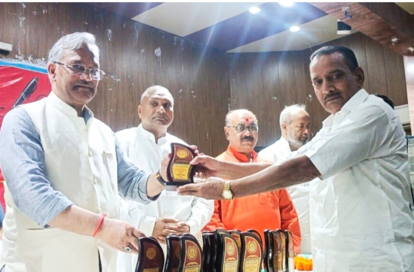 नगर निगम सभागार में आयोजित प्रेस क्लब महानगर रुड़की की नई कार्यकारिणी के शपथ ग्रहण व पत्रकार सम्मान समारोह हुआ आयोजित,मुख्य अतिथि सांसद त्रिवेंद्र सिंह रावत व वशिष्ट अतिथि लक्सर विधायक हाजी शहजाद ने भी की शिरकत,,,