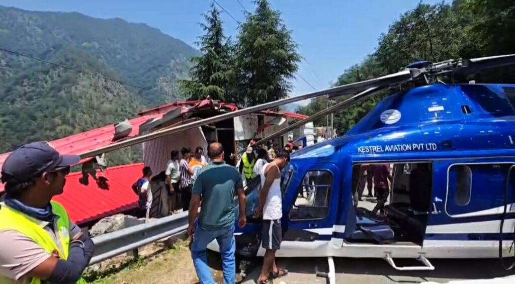 अप्रत्याशित घटनाक्रम  के चलते क्रिस्टल एविएशन के एक हेलीकॉप्टर को उड़ान भरने के कुछ देर बाद एहतियातन सड़क पर करनी पड़ी लैंडिंग,,,