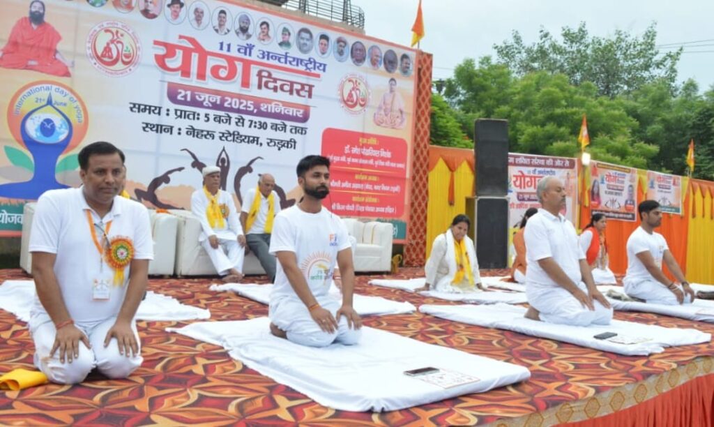 भारत स्वाभिमान न्यास एवं पतंजलि योग समिति द्वारा नेहरु स्टेडियम में मनाया गया 11-वां अंतर्राष्ट्रीय योग दिवस,गणमान्यजनों के साथ बडी संख्या में लोग रहे मौजूद,,,