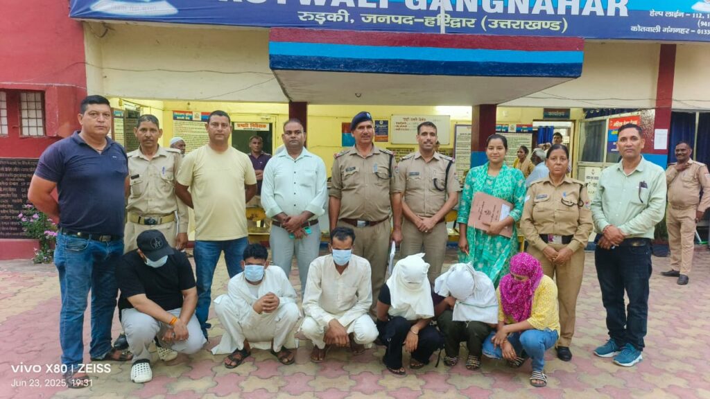 प्रमेंद्र डोबाल के निर्देश पर को पुलिस ने बड़ी कार्रवाई करते हुए रुड़की के सत्यम पैलेस होटल पर छापा मारा। मानव तस्कर विरोधी इकाई (AHTU) की इस कार्रवाई में तीन महिलाओं और तीन पुरुषों को किया गिरफ़्तार ,,,