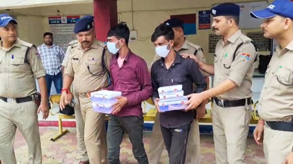 गंगनहर कोतवाली पुलिस ने एक महिला के घर से हुई लाखों की ज्वेलरी और नकदी चोरी की गुत्थी को सुलझाते हुए दो शातिर चोरों को किया गिरफ्तार,,,