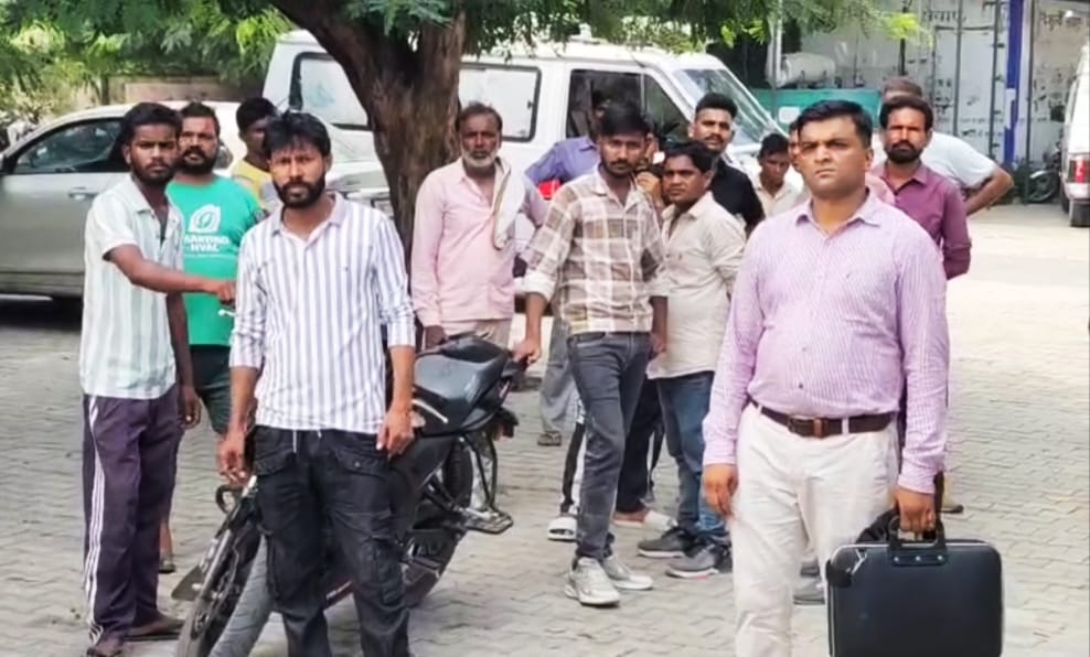 ओवरटाइम कर कंपनी से लौट रहे दो युवकों को रॉन्ग साइड से आ रही तेज रफ्तार ट्रैक्टर-ट्रॉली ने कुचला,,,