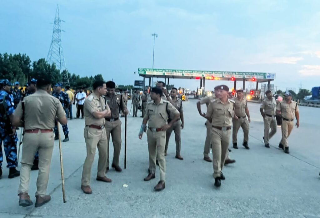 बहादराबाद टोल प्लाजा पर हाइवे पर बैठे कांवड़ियों को हटाने पहुंची पुलिस टीम पर अचानक हुआ पथराव शुरू , पथराव में दरोगा करम सिंह चौहान गंभीर रूप से घायल,,,