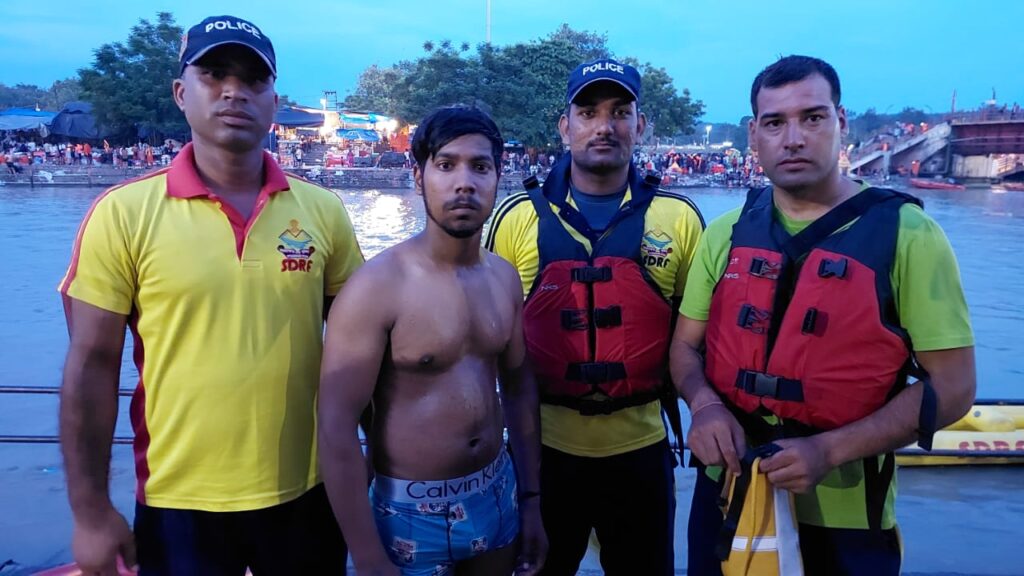 श्रावण मास की कांवड़ यात्रा के दौरान रविवार को गंगा घाटों पर नहाते समय तेज बहाव में फंसे 15 कांवड़ियों की जान एसडीआरएफ और पुलिस की मुस्तैद टीम ने बचाई,,,