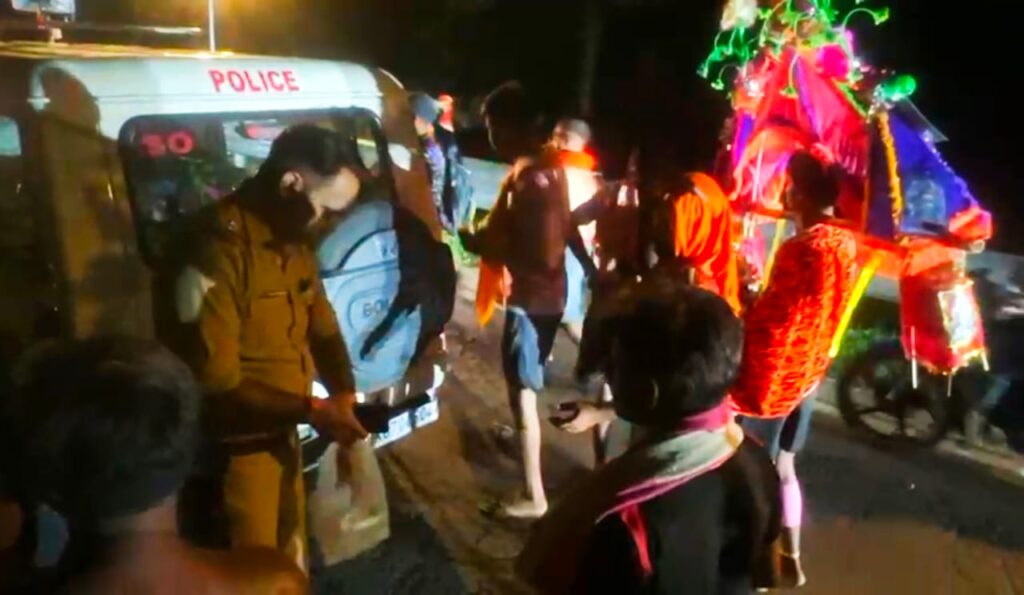 धार्मिक आस्था से ओतप्रोत कांवड़ यात्रा में एक मिसाल पेश की कलियर थाना प्रभारी रविन्द्र कुमार ने रात के अंधेरे में शिवभक्तों को पहुंचाई पेयजल व खाद्यय राहत,,,