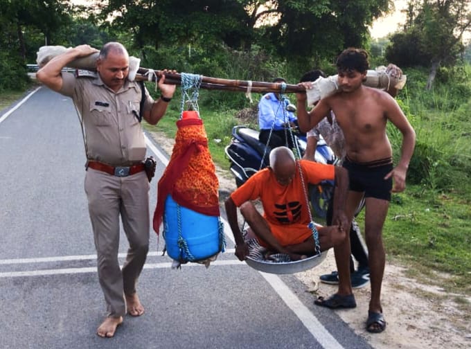 श्रावण मास की पावन कांवड़ यात्रा जहां श्रद्धा और आस्था का अद्भुत संगम ,मानवीय संवेदना का परिचय बने चौकी इंचार्ज…