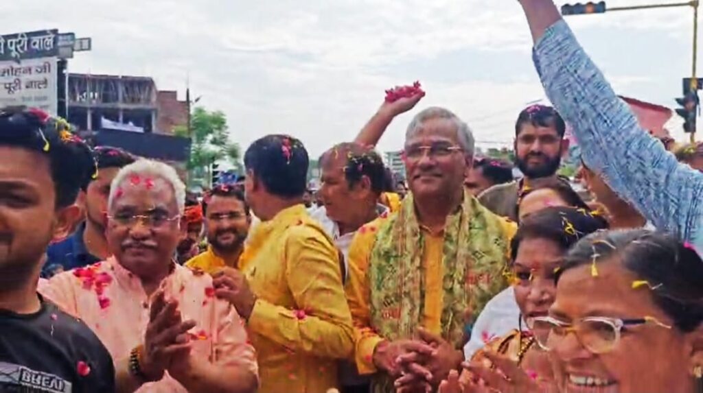 श्रावण मास में हरिद्वार की सड़कों पर उमड़े शिवभक्तों का स्वागत करने के लिए सांसद त्रिवेंद्र सिंह रावत खुद उतरे सड़क पर ,,,