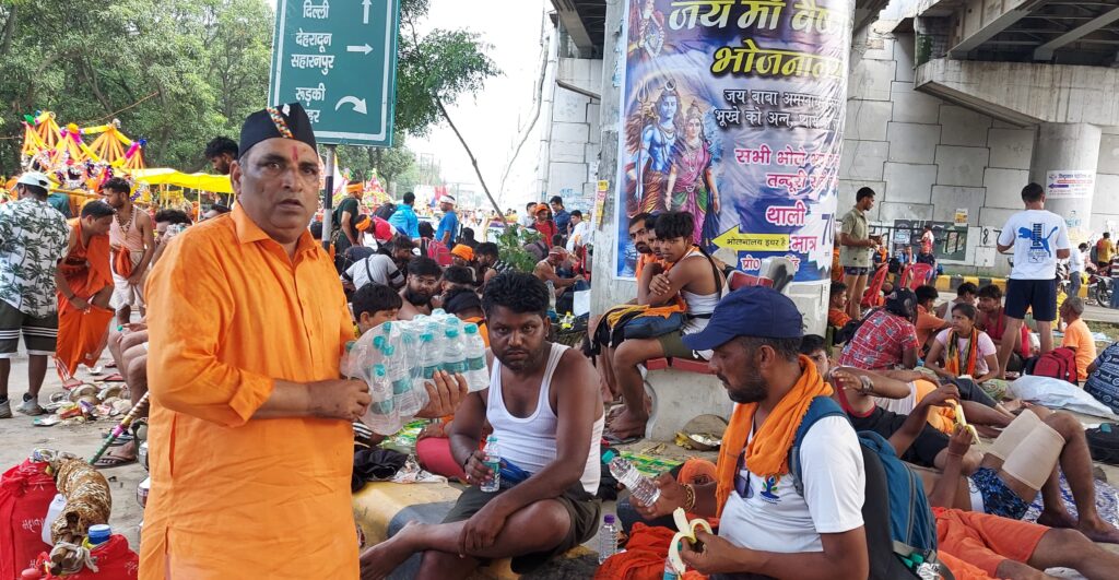 वरिष्ठ समाजसेवी चौधरी सुभाष नंबरदार ने कांवड़ शिविर लगाकर अब्दुल कलाम चौक पर हरिद्वार से गंगाजल लेकर आ रहे शिवभक्तों की सेवा की,,,