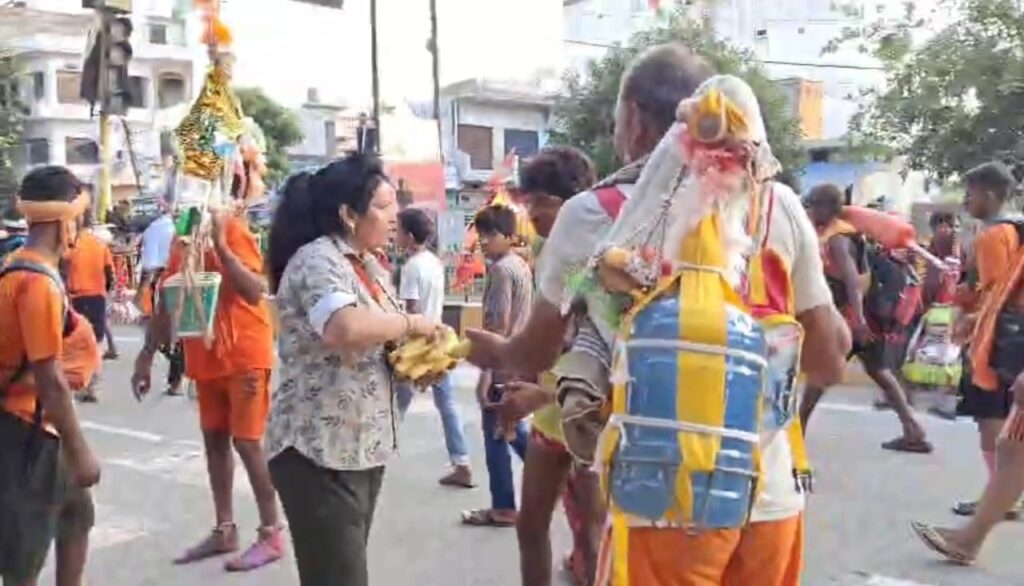 साक्षी वेलफेयर ट्रस्ट द्वारा शिवभक्तों के लिए नरा जड़ौदा के मोड़ पर महाकाल जी के आशीर्वाद से चल रहे सेवा शिविर में फलों,पानी,कोलड्रिंक व बिस्किट की सेवा की गई ,,,