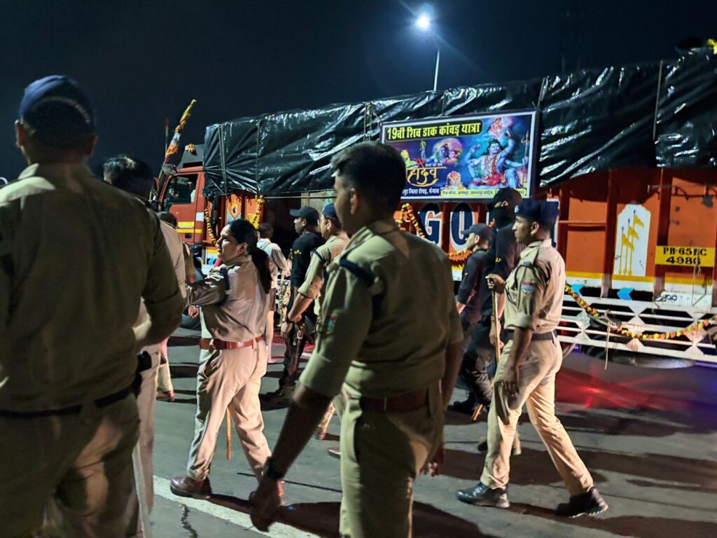डाक कांवड़ की भीड़ बढ़ने पर एसएसपी प्रमेंद्र डोबाल ने अधीनस्थों संग खुद संभाली कमान, हाईवे पर दुरुस्त कराई यातायात व्यवस्था,,,