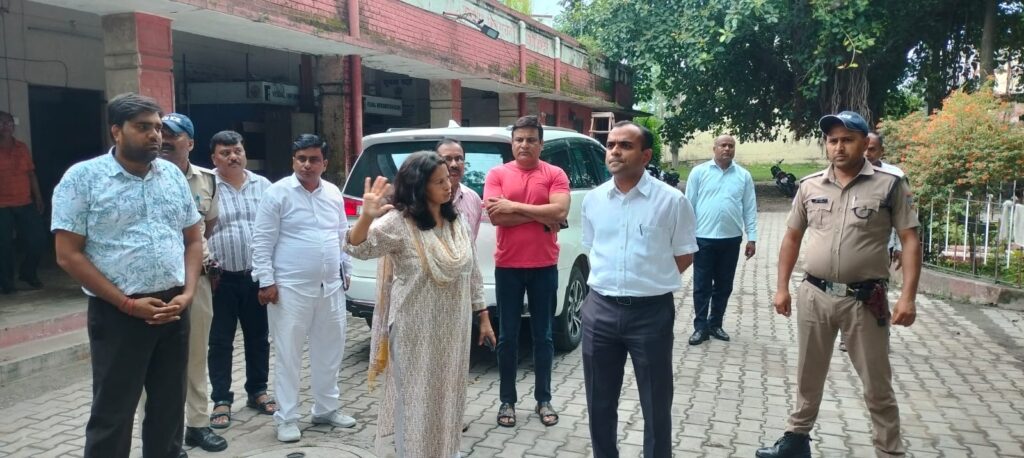 जिलाधिकारी ने जिला सूचना कार्यालय ,सिटी मजिस्ट्रेट और उप कोषागार का किया औचक निरीक्षण,,,