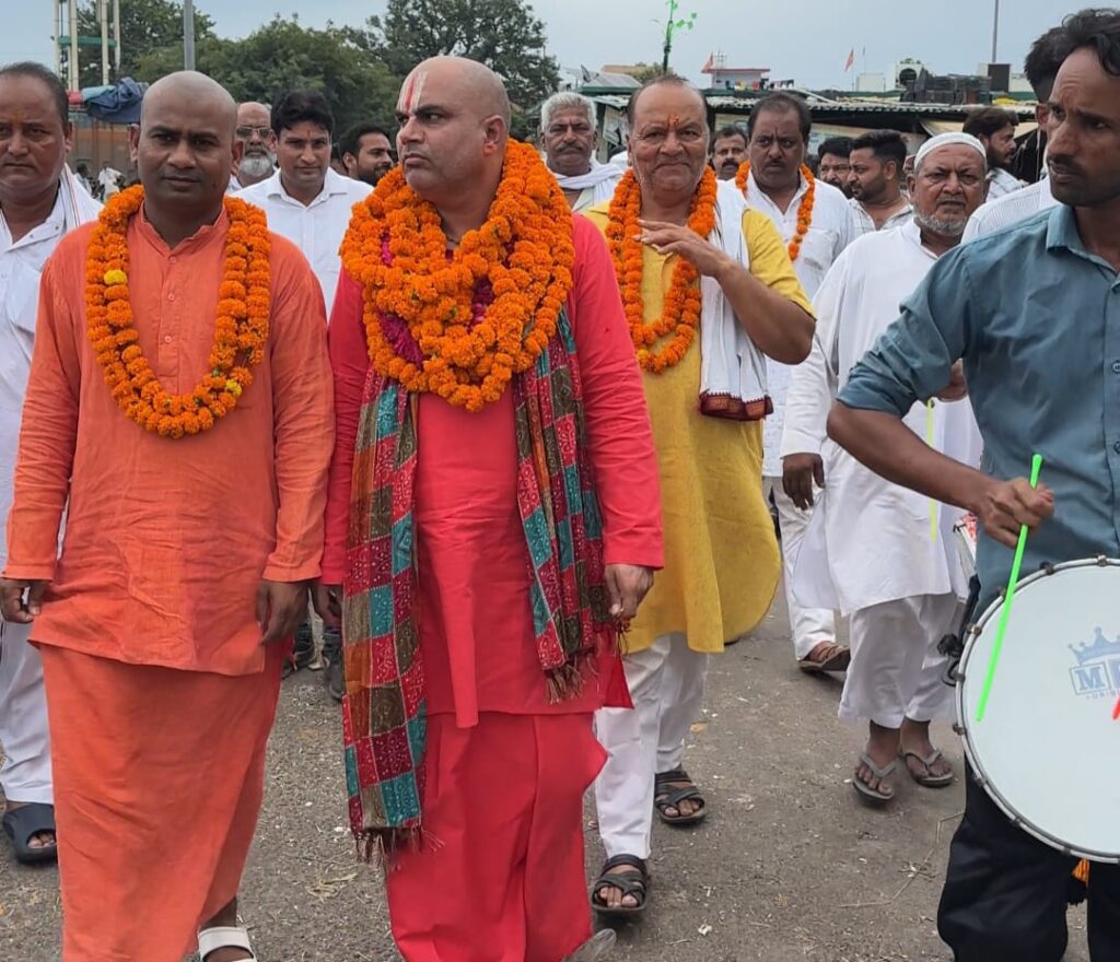 ज्वालापुर स्थित कृषि उत्पादन मंडी परिसर में आयोजित एक आमसभा में तीर्थाचार्य राम विशाल दास महाराज को संगठन का चुना नया अध्यक्ष,,,
