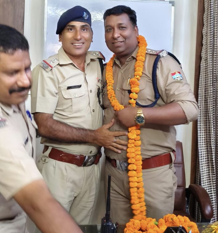 कर्तव्यनिष्ठ, अनुशासित और सजग पुलिस अधिकारी के रूप में पहचान बना चुके इंस्पेक्टर नरेश गंगवार को उनके स्थानांतरण पर ज्वालापुर कोतवाली में दी गयी भावभीनी विदाई ,,,