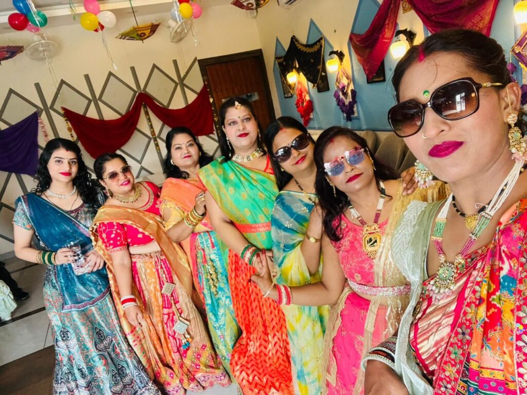 हरियाली तीज का पर्व जब सज-धजकर, हंसी-खुशी और गीत-संगीत के साथ मनाया जाए, तो वह पल हर महिला के लिए बन जाता है यादगार,,,