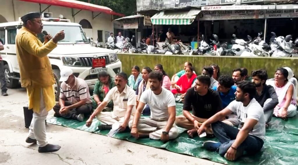 मनसा देवी मंदिर हादसे को लेकर सुराज सेवादल ने देहरादून में धरना प्रदर्शन करते हुए मजिस्ट्रेट जांच पर उठाये  सवाल,,,
