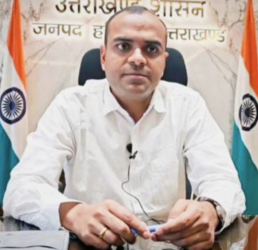 जिलाधिकारी मयूर दीक्षित ने सीएम हेल्पलाइन और जनसुनवाई पोर्टल पर मिलने वाली शिकायातों की संजीदगी से अनदेखी करने पर पाँच अधिकारियों के ख़िलाफ़ किया सख़्त रुख़ अख़्तियार,,,