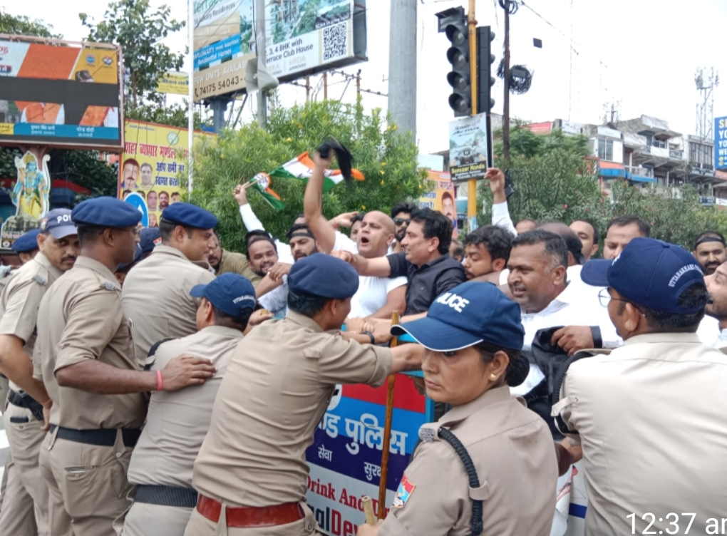 मुख्यमंत्री पुष्कर सिंह धामी के हरिद्वार आगमन पर कांग्रेस कार्यकर्ताओं ने जमकर किया विरोध प्रदर्शन,,,