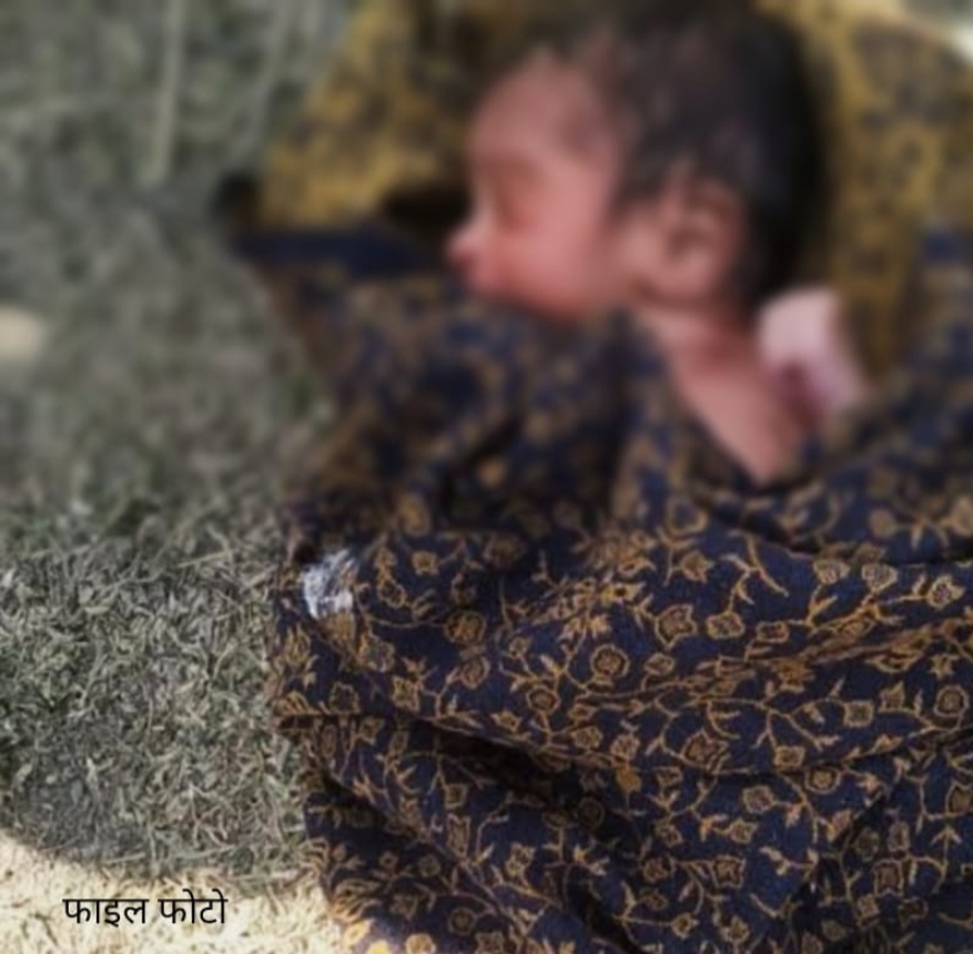 सड़क किनारे लावारिस हालत में मिली नवजात बच्ची का रहस्य पुलिस ने दो दिन में लिया सुलझा,,,