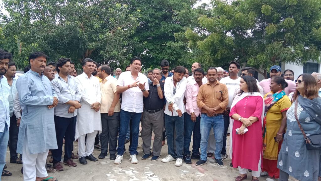 बीएचईएल फाउंड्री गेट के निकट कांग्रेस कार्यकर्ताओं ने बिजली विभाग के कार्यालय का घेराव कर किया जोरदार प्रदर्शन ,,,
