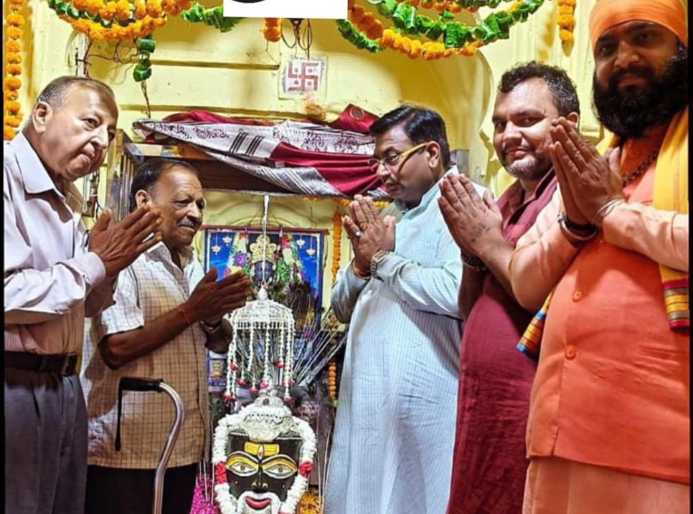 सावन के अंतिम सोमवार को श्रीमुक्तेश्वर महादेव मंदिर में हुई श्रृंगार आरती,,,