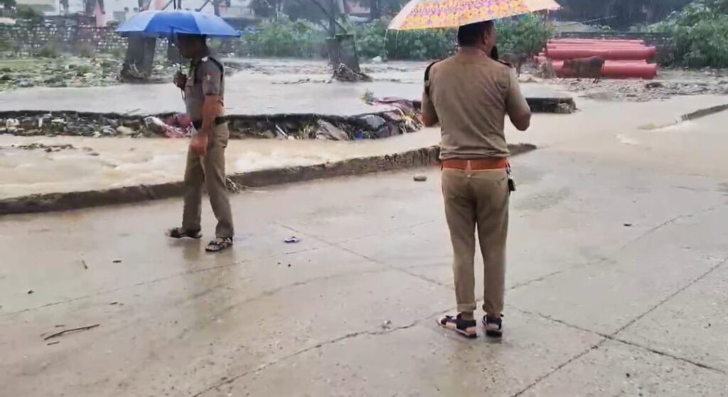कलियर पुलिस के द्वारा नदी और गंगनहर किनारे बसे बस्तियों के लोगों को किया जा रहा सतर्क,,,