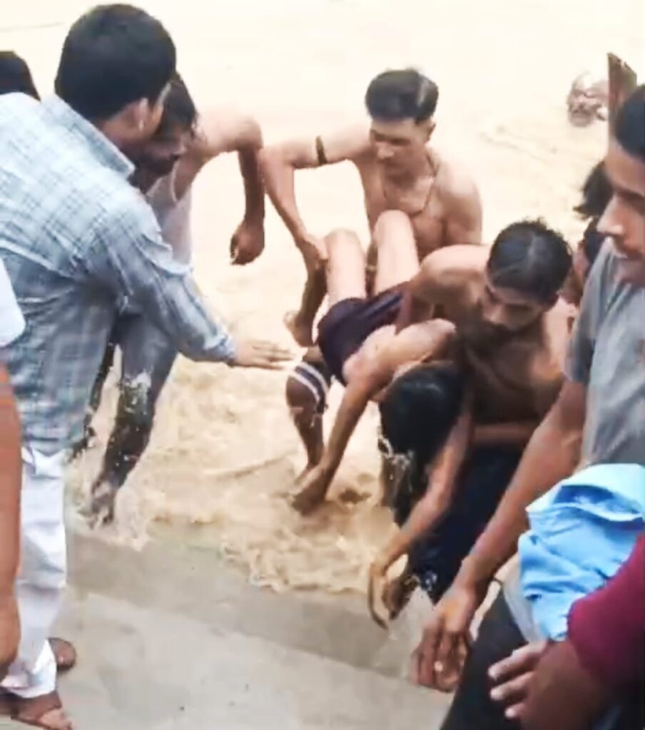 सलेमपुर गांव के पास वर्षों से अधूरे पड़े तालाब में डूबने से 10 वर्षीय बालक सुब्हान की हुई मौत,,,