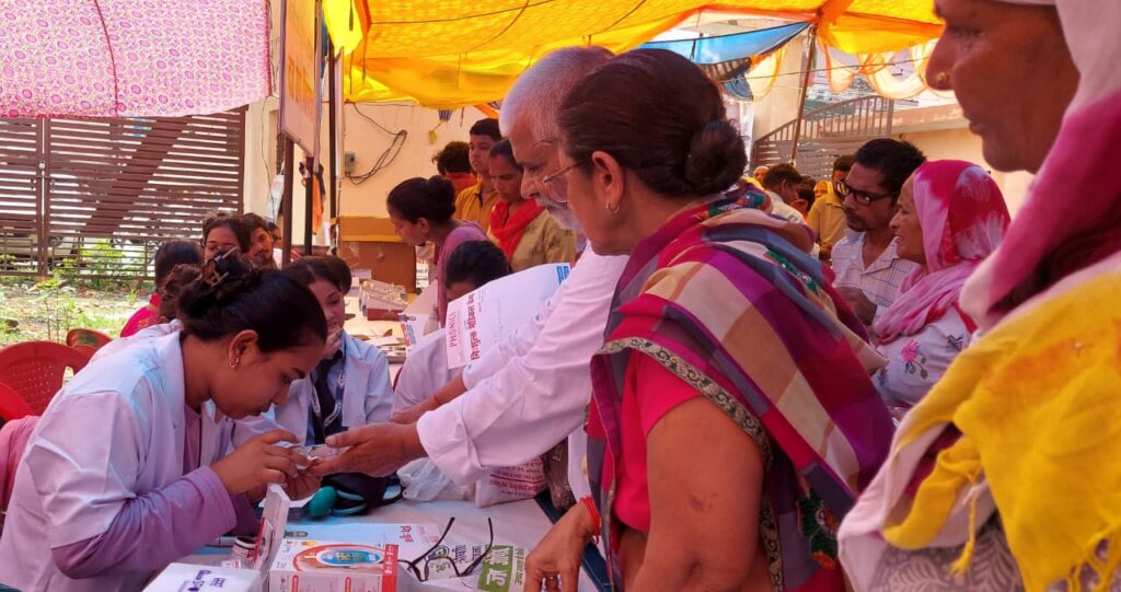 इंजीनियर चैरब जैन के संयोजन में लगाए गये विशाल स्वास्थ्य शिविर में हजारों लोगों ने उठाया स्वास्थ्य लाभ,सीएमओ रहे मौजूद,,,