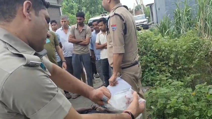 लक्सर बस अड्डे के पीछे बसेड़ी बाईपास रोड पर उस समय हड़कंप मच गया, जब गन्ने के खेत में पानी के बीच एक युवक का शव मिला तैरता ,,,