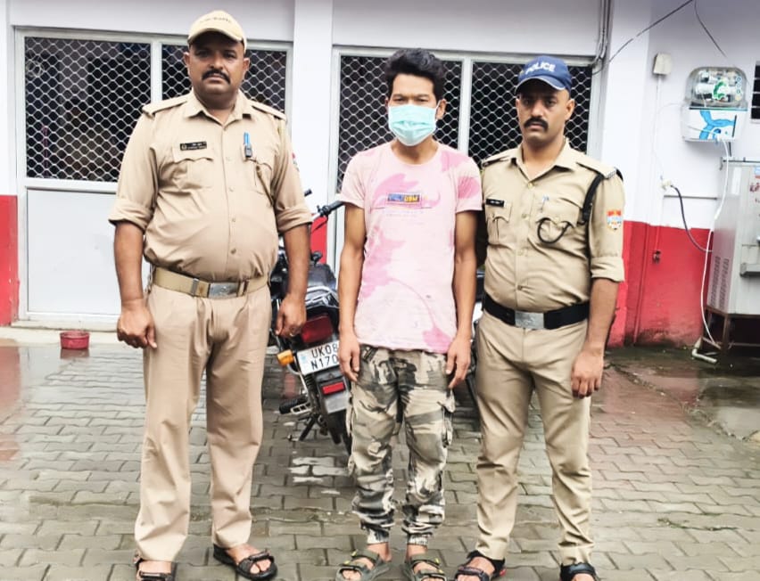 खाने में जहर देने और चोरी की साजिश के सनसनीखेज मामले में पुलिस ने बड़ी कार्रवाई करते हुए षड्यंत्र के मास्टरमाइंड को दिल्ली से दबोचा,,,