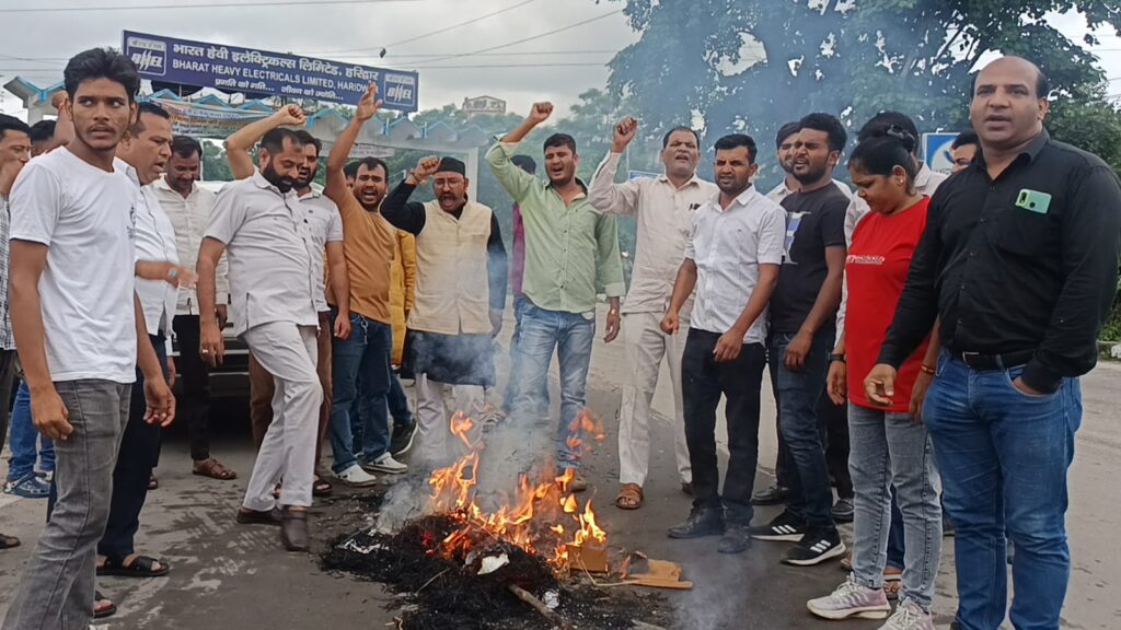सुराज सेवा दल कार्यकर्ताओं ने प्रदेश अध्यक्ष रमेश जोशी के नेतृत्व में नैनीताल के जिलाधिकारी और वरिष्ठ पुलिस अधीक्षक के किया पुतला दहन,,,
