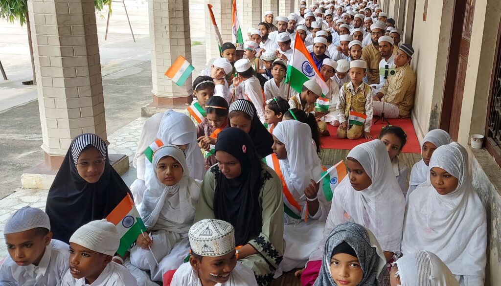 मदरसा रहमानिया में फहराया गया तिरंगा,खिराजे अकीदत पेशकार उलेमाओं ने किया शहीदों को याद,,,