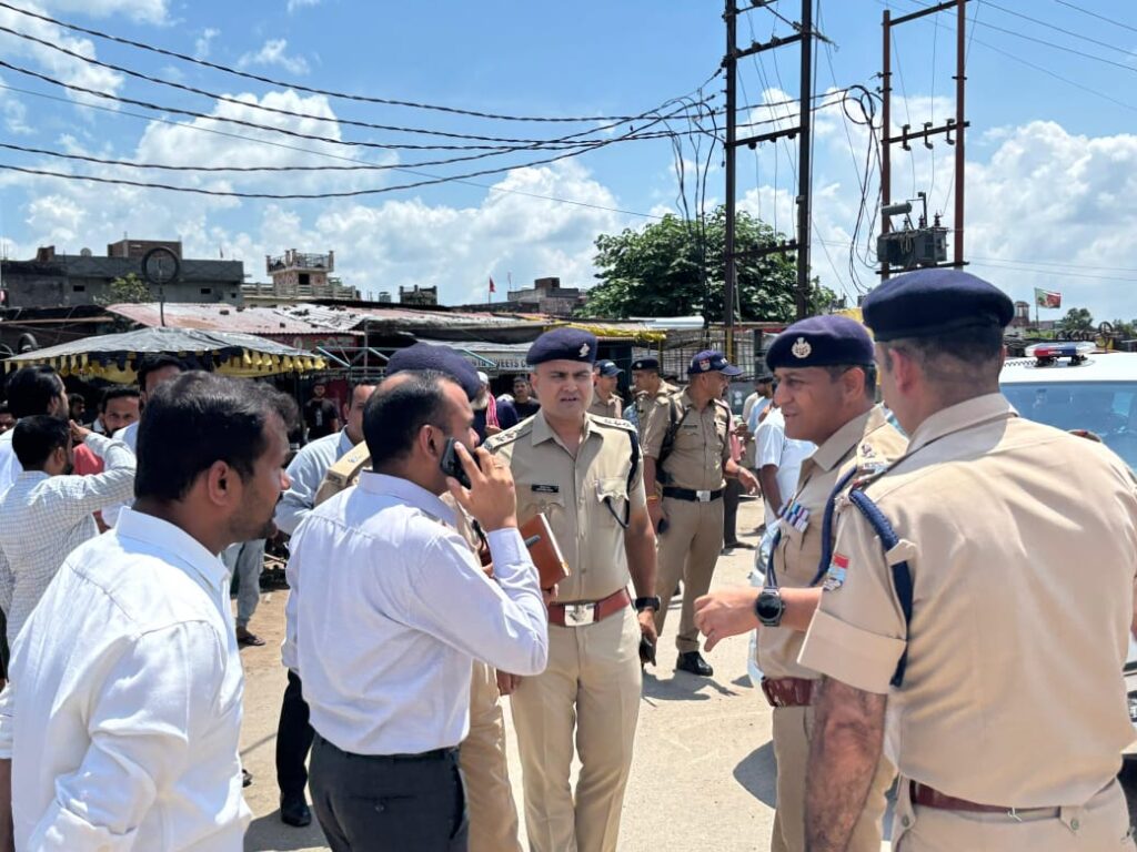 अवैध अतिक्रमण की जद में थाना भूमि का जिला अधिकारी व हरिद्वार के कप्तान ने बारीकी से किया निरीक्षण,,,