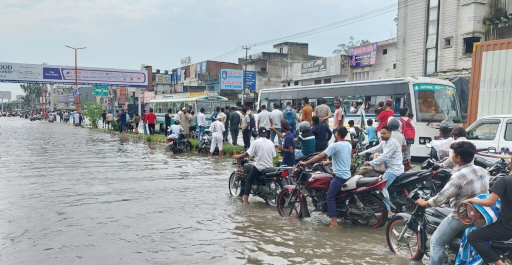 रात भर हुई भारी बारिश से नगर का जीवन पूरी तरह हुआ अस्त-व्यस्त,,,