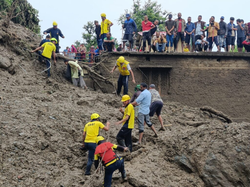 लगातार हो रही मूसलधार बारिश ने उत्तराखंड में तबाही मचाई है। चमोली, रुद्रप्रयाग, नई टिहरी और बागेश्वर जिलों में देर रात अतिवृष्टि के चलते भूस्खलन की हुई कई घटनाएं,,,