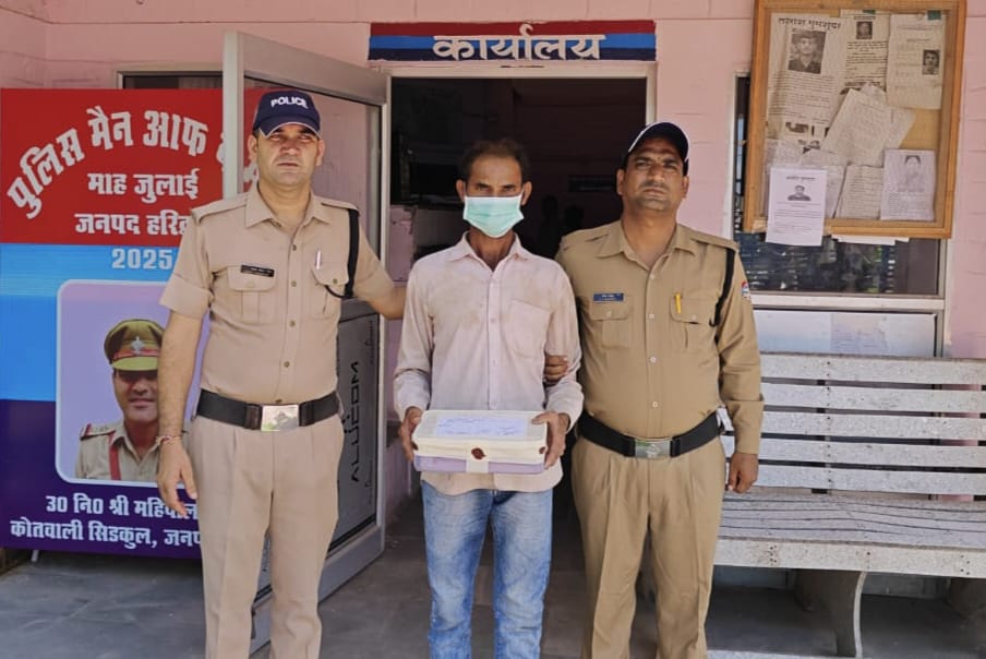 पत्नी से नाजायज संबंध के शक में एक युवक ने अपने ही साथी की नींद में कर दी हत्या,,,