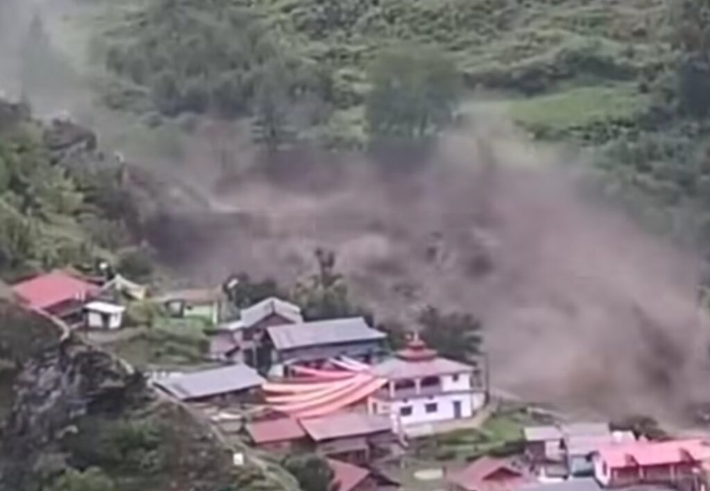 गंगोत्री धाम का जिला मुख्यालय से संपर्क कटा क्षेत्र में दहशत का माहौल,,,
