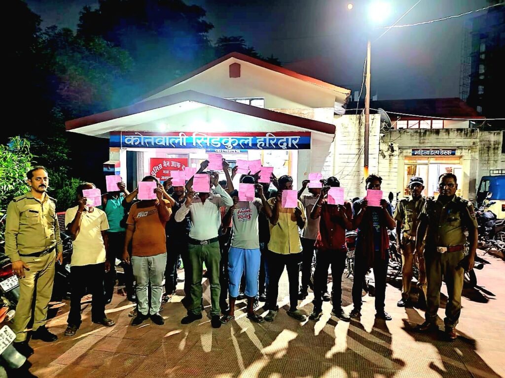औद्योगिक क्षेत्र सिडकुल में खुले में बैठकर जाम छलकाना युवकों को पड़ा भारी,24 लोगों को पुलिस ने पकड़ा,,,