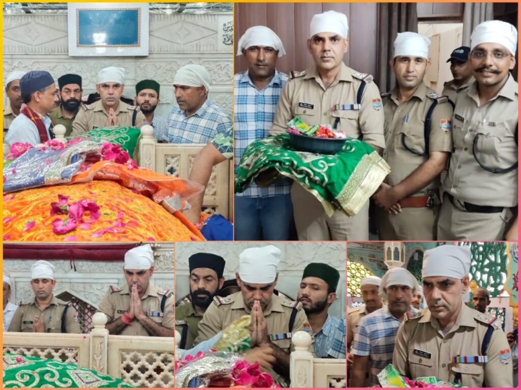 पुलिस अफसरों ने चादर पेश कर मांगी दुआं…
