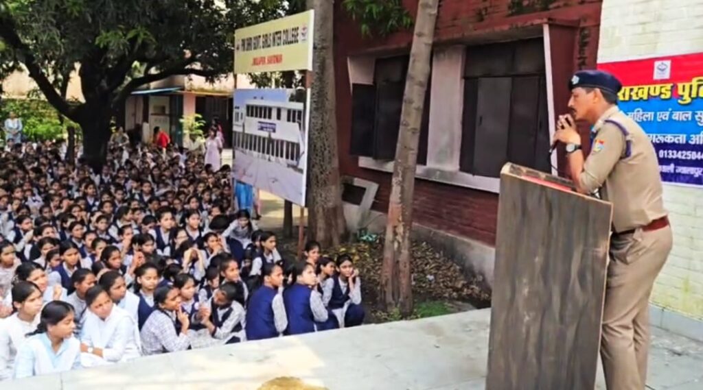 पुलिस कप्तान प्रमेन्द्र डोबाल के निर्देश पर पुलिस ने पीएम श्री राजकीय कन्या इंटर कॉलेज परिसर ज्वालापुर में जन-जागरूकता कार्यक्रम किया आयोजित,,,