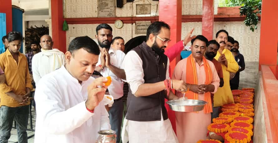 अज्ञात अस्थियों को सोलानी नदी शमशान घाट से विसर्जन के लिए हरिद्वार गंगा ले जाया गया,मंत्रोंच्चारण कर की गई मोक्ष की कामना,,,