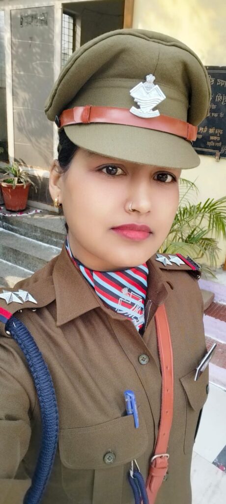महिला हेल्पलाइन प्रभारी उप निरीक्षक अंशु चौधरी पदभार संभालने के बाद से लगातार ऐसे मामलों को दे रही प्राथमिकता जिनमें परिवारिक विवाद और आपसी मतभेद के कारण महिलाएं होती हैं परेशान,,,
